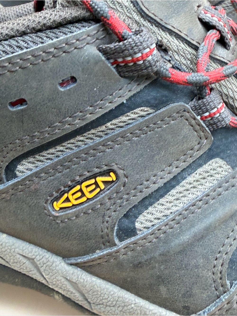 KEEN Men's Size 10.5 Gray and Red Lace-Up Hiking Boots - Picture 4 of 8